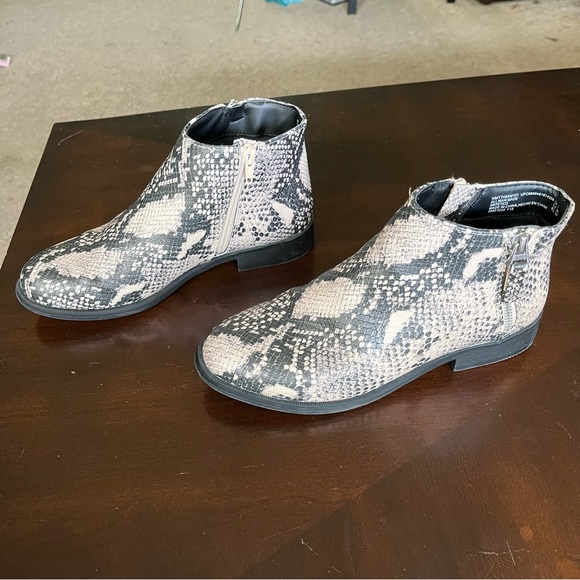 Time And Tru Boots Ankle Bootie Size 7 Slip On Zip Memory Foam Snakeskin Print - Picture 3 of 11